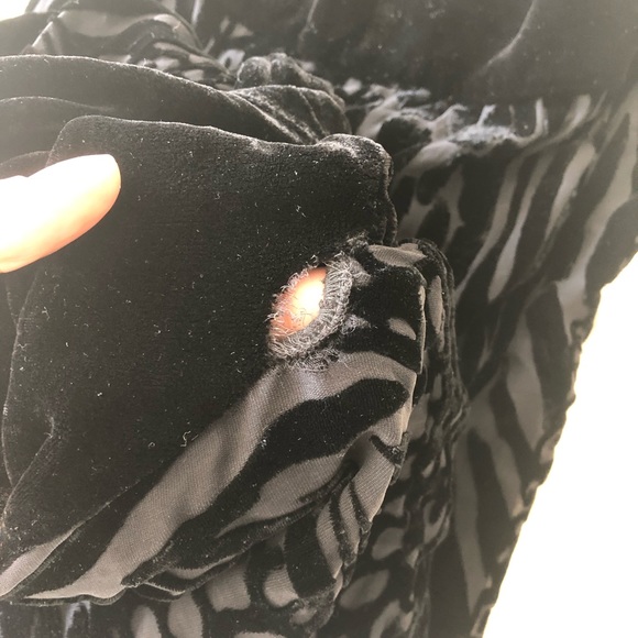 Adorable velvet black dress - Picture 3 of 4